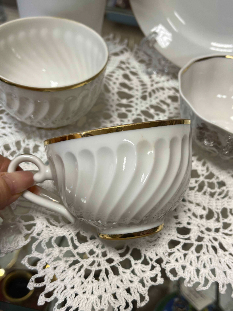 Чашка от кофейного сервиза ЛФЗ. Рельефный фарфор с позолотой. Винтаж. Цена за 1шт. Картинка 2